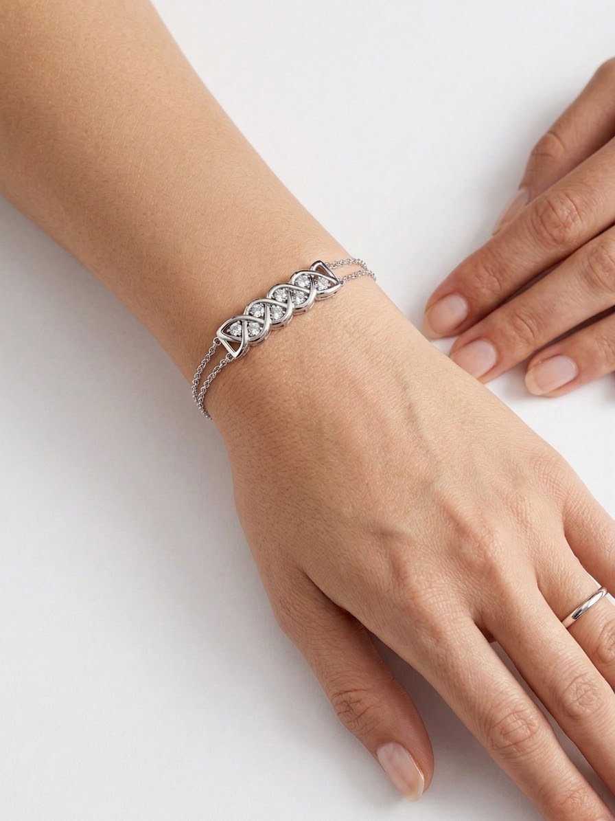 Silberarmband mit Knotenmotiv
