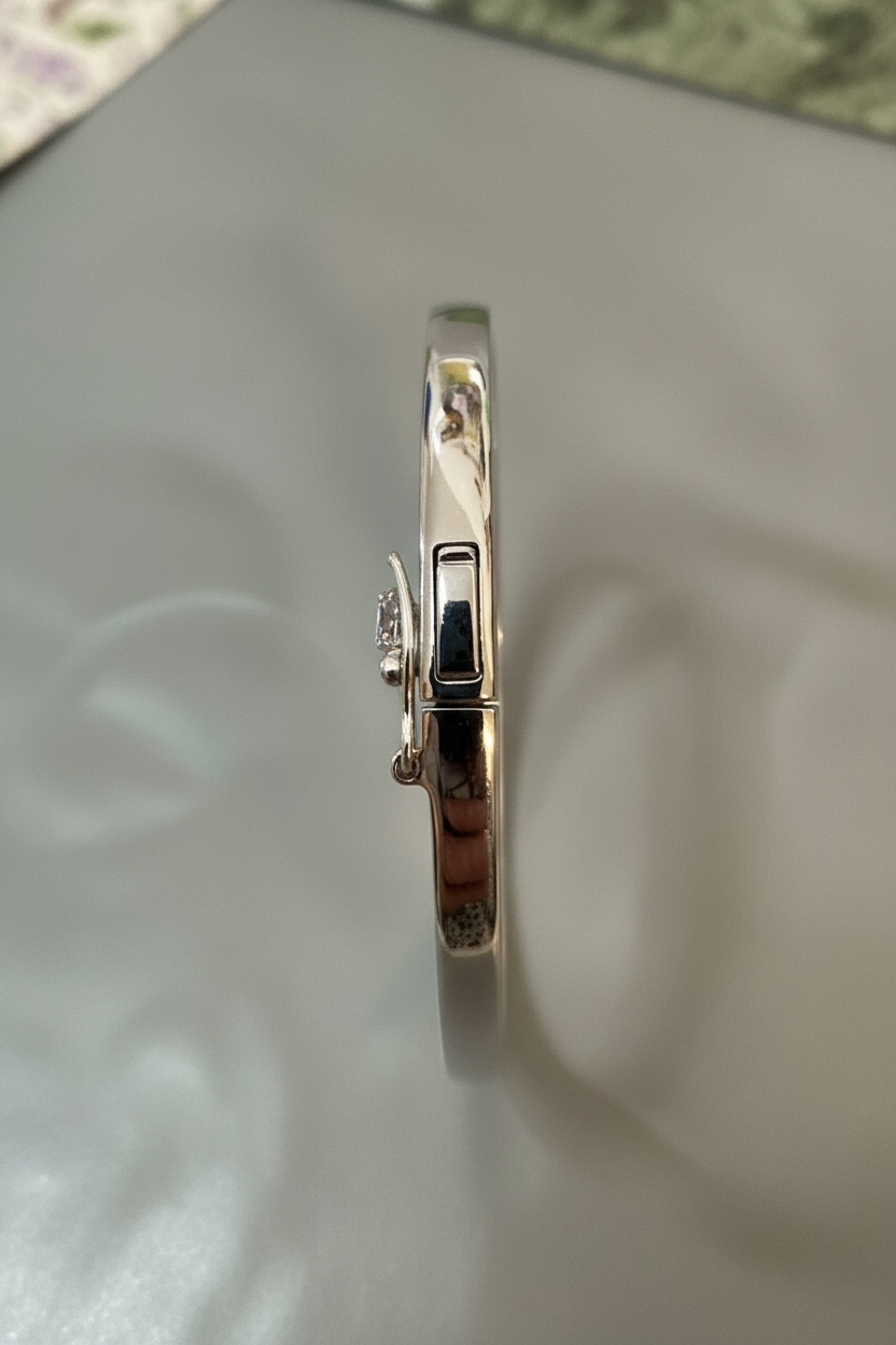 Hochglanzpolierter XL-Armreif mit Zirkonia